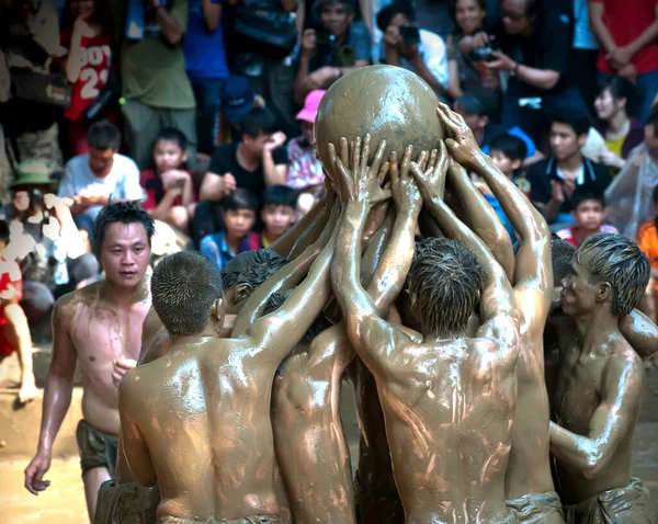 BAC devi, VIET NAM, 20 Mayıs 2018, Van köyü, Bac Giang, Vietnam. Festivalin balosuna katılın, geleneksel malzemeler, çamurun üzerinde, çok eşsiz, Vietnam 'ın mirası