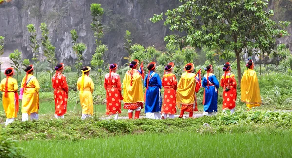 Ninh Binh, Vietnam, 28 Ekim 2019 Kadın grupları, kırsal alanlar, Ninh Binh, Vietnam, Pagoda 'ya gitti.