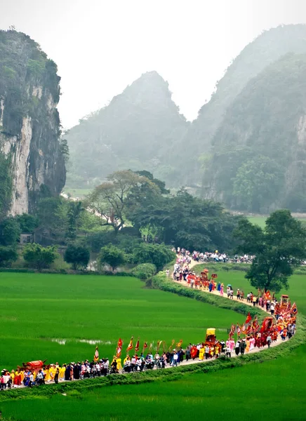 Ninh Binh, Vietnam, 28 Ekim 2019 Kadın grupları, kırsal alanlar, Ninh Binh, Vietnam, Pagoda 'ya gitti.