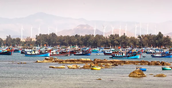 BINH THUAN, VIET NAM, 21 Nisan 2020 Tuy Phong denizi, Binh thuan, balıkçılık mevsiminde balıkçılar