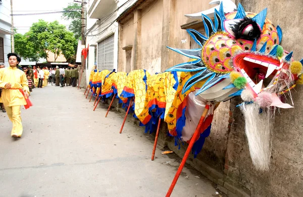 BAC Ninh, Vietnam, 19 Nisan 2019 Ejderha dansı, gençlik grupları, Bac Ninh, Vietnam 'daki Tapınak Festivali' ne katılmak için, Ly 'ye ibadet edin.