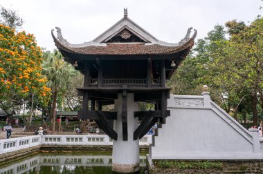 Eşsiz antik tapınak, Dien Huu pagoda, merkez Ha Noi, Vietnam