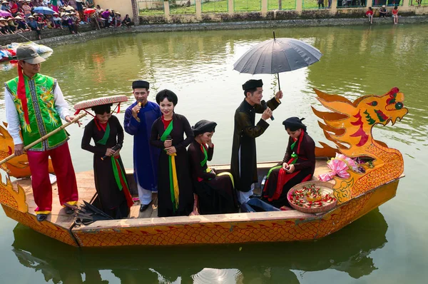 Festival, teknede halk şarkısı. İnsanlığın Soyut Mirası, Bac Ninh, Vietnam göllerinde tutuluyor.