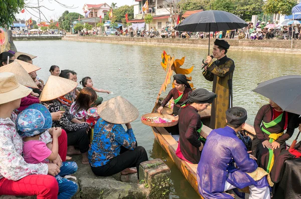 Festival, teknede halk şarkısı. İnsanlığın Soyut Mirası, Bac Ninh, Vietnam göllerinde tutuluyor.