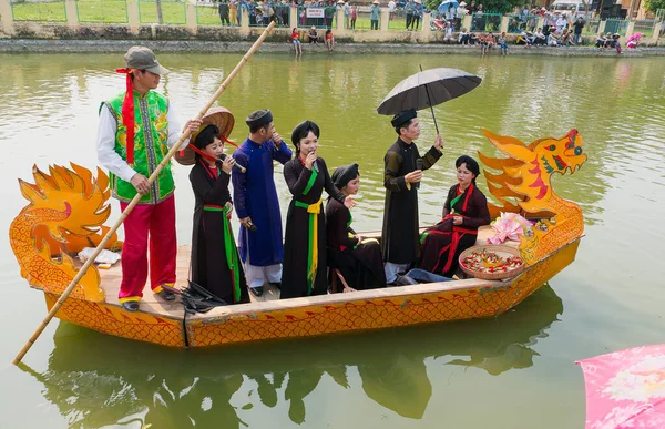 Festival, teknede halk şarkısı. İnsanlığın Soyut Mirası, Bac Ninh, Vietnam göllerinde tutuluyor.