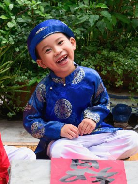 Gülümse, sevimli. Gülümseyen şirin çocuk, Hai Duong 'un banliyösü.