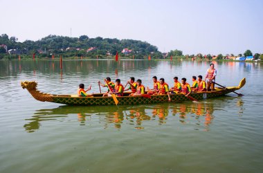 İnsanlar, Thanh Ha Köyü, Hai Duong vilayeti, Vietnam, ejderha teknesi yarışı, yeni yıl.