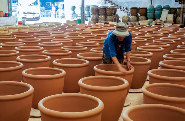 İşçiler, çömlek fabrikası, Binh Duong bölgesi, Vietnam