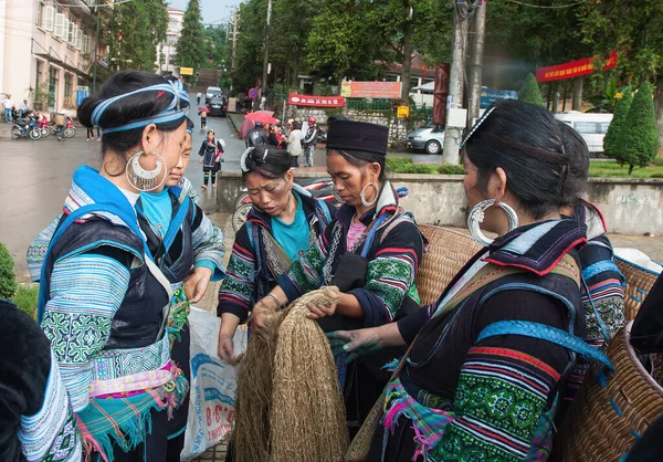 Turistler Sa Pa kasabasını ziyaret ediyor, Lao Cai vilayeti, Vietnam