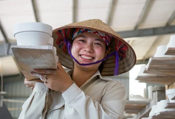 Çalışan işçiler, Chu Dau çömlek, Hai Duong Eyaleti, Vietnam