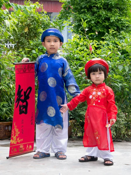 Crianças Vestidas Com Trajes Tradicionais Escreva Favorito Seca Palavra — Fotografia de Stock