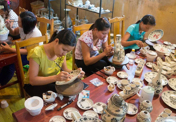 Çalışan işçiler, Chu Dau çömlek, Hai Duong Eyaleti, Vietnam