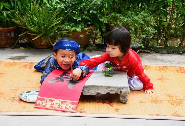 Niños Vestidos Con Trajes Tradicionales Favorito Escribir Palabra Sequía — Foto de Stock