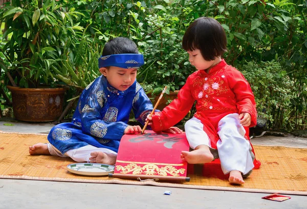 Barn Klädda Traditionella Kostymer Favorit Skriva Ordet Torka — Stockfoto