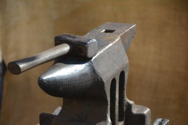 Eski ütü demirin arka planında.