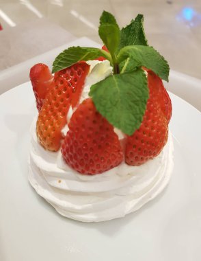 Kremalı ve çilekli çilekli pasta.