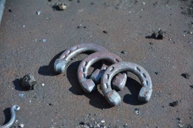 Paslı metal zincirler.