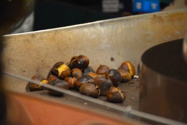 Izgarada kavrulmuş kestane