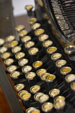 Daktiloda el çırpmalı harfler var.