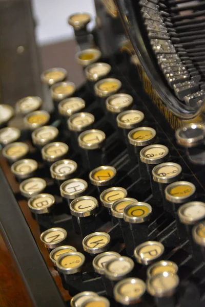 Die Schreibmaschine Mit Klappbuchstaben — Stockfoto