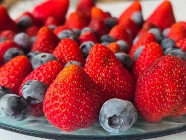 Tahta bir masada taze böğürtlen.