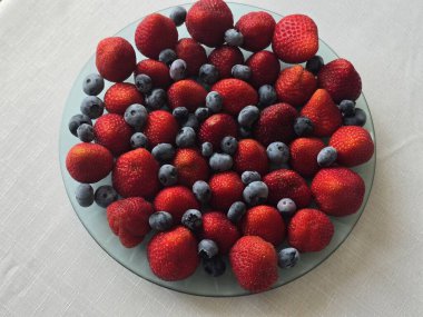 Taze çilekleri kapatın.