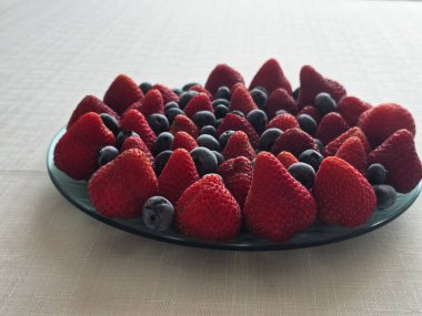 Lezzetli olgun böğürtlenleri yakın