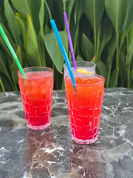 Bir fincan çay, pipetli ve pipetli.