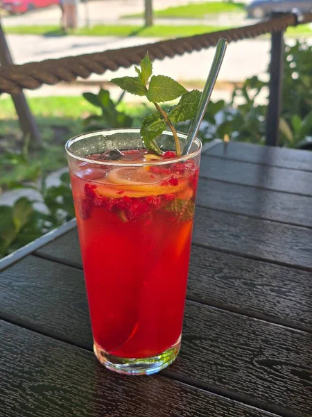 Masada bir bardak çilekli limonata.