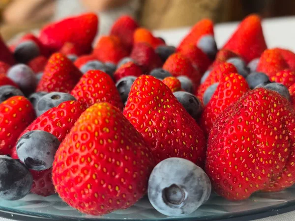 Beyaz arka planda bir kasede taze çilek.