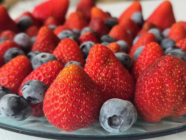 Tahta bir masada taze böğürtlen.