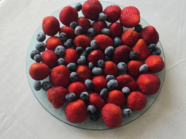 Taze çilekleri kapatın.