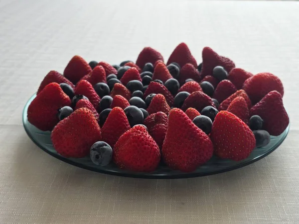 Lezzetli taze çileklerin dikey görüntüsü.