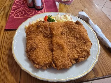 Patates ve sebzeli kızarmış balık.