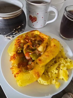 Reçelli krep ve kahve.