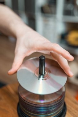 Bir grup CD 'yi yakın plan çekiyoruz..