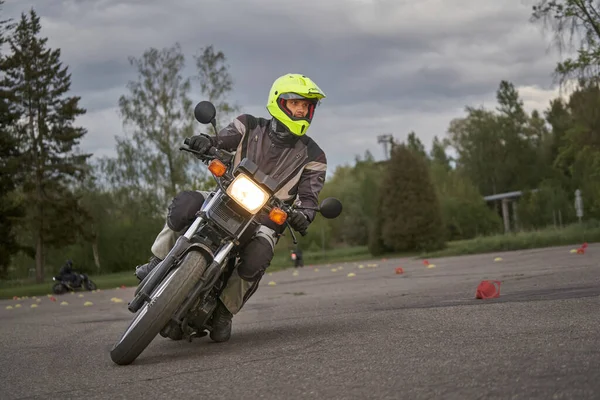 2020 Riga Letland Motorrijder Gaat Weg Vooraanzicht Close — Stockfoto