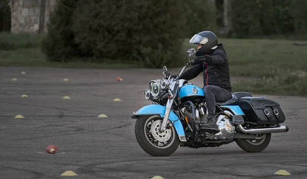 2020 Riga Lettland Motorradfahrer Geht Auf Straße Frontansicht Nahaufnahme — Stockfoto