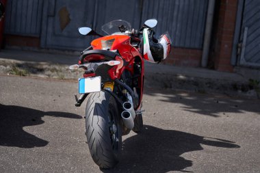 Motosikletler asfalt üzerinde sıranın üzerinde dikiliyor.