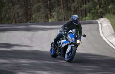 Motosikletler asfalt üzerinde sıranın üzerinde dikiliyor..