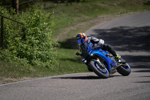 2020 Riga Lettonie Motocycliste Sur Route Vue Latérale Gros Plan — Photo