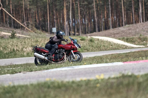 2020 Riga Letland Motorrijder Gaat Weg Zijaanzicht Close — Stockfoto