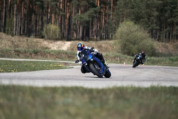 2020年5月25日 ラトビア オートバイ愛好家は サイドビュー クローズアップに行く — ストック写真