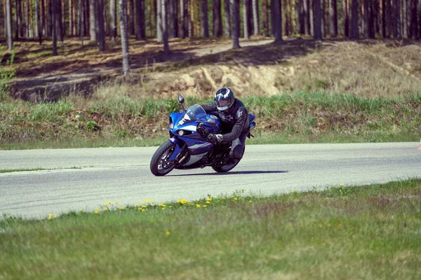 2020 Riga Letonya Motosikletli Yolda Yandan Yakın Mesafeden Gidiyor — Stok fotoğraf