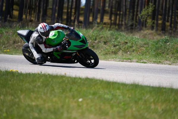 2020 Riga Lettonie Motocycliste Sur Route Vue Latérale Gros Plan — Photo