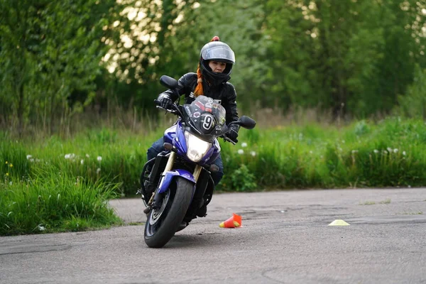 2020 Ryga Łotwa Motocyklista Jedzie Drogą Widok Boku Zbliżenie — Zdjęcie stockowe