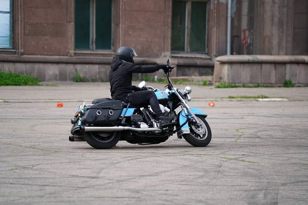 2020 Riga Lettland Motorcyklist Går Väg Sidovy Närbild — Stockfoto