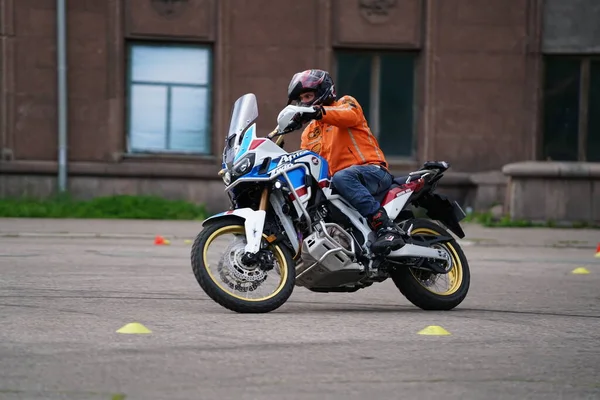 2020年 拉脱维亚里加 骑摩托车的人走在路上 — 图库照片