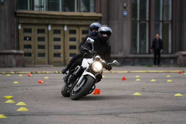 2020 Riga Latvia Motorcyclist Berjalan Jalan Tampilan Samping Closeup — Stok Foto