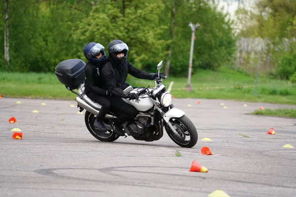 2020 Riga Lettland Motorradfahrer Geht Auf Straße Seitenansicht Nahaufnahme — Stockfoto